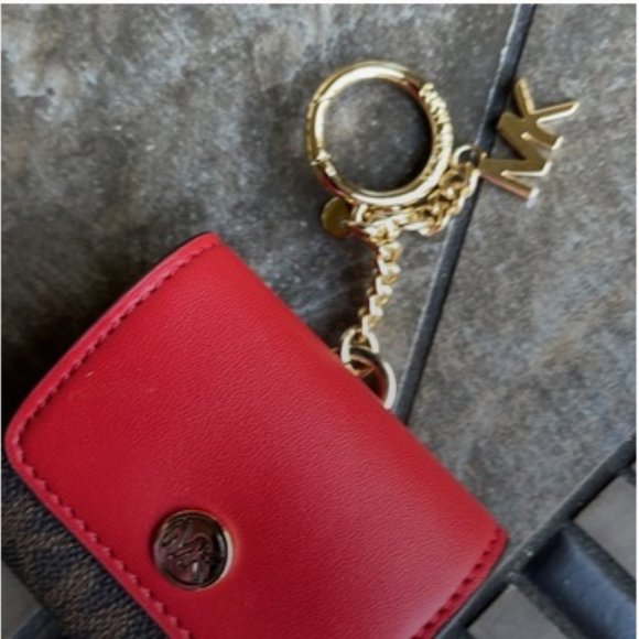 Michael Kors Jet Set Travel AirPod Case - Picture 5 of 14